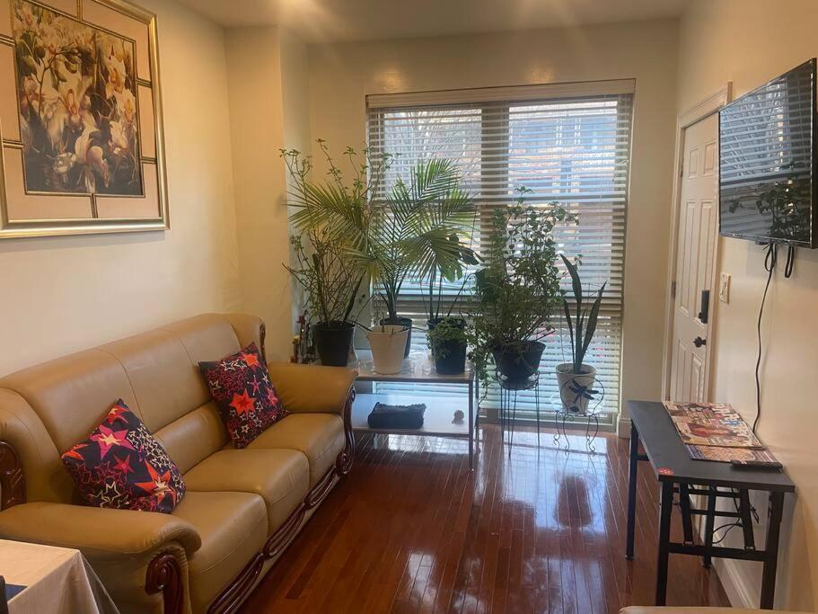 Beautiful Bedroom In A Private With Access To Patio Appartement New York
