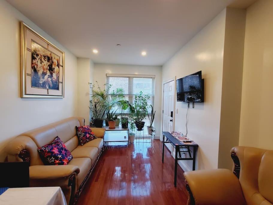 Beautiful Bedroom In A Private With Access To Patio Appartement *