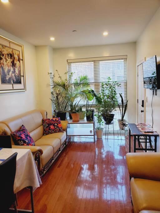 Beautiful Bedroom In A Private With Access To Patio Appartement *